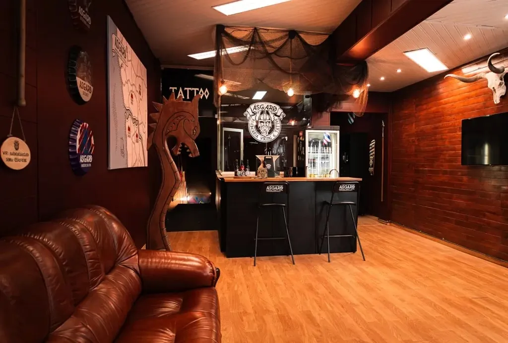 Bar e entrada do estúdio de tatuagem na Asgard Porto