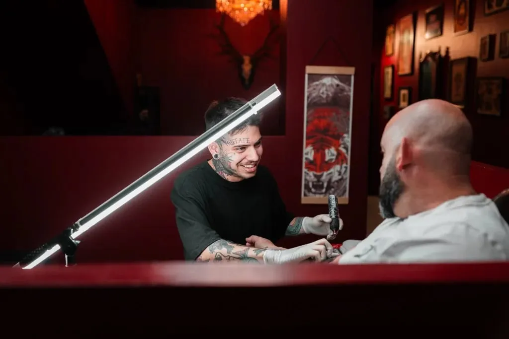 Tatuador a trabalhar no estúdio da cave da Asgard Porto