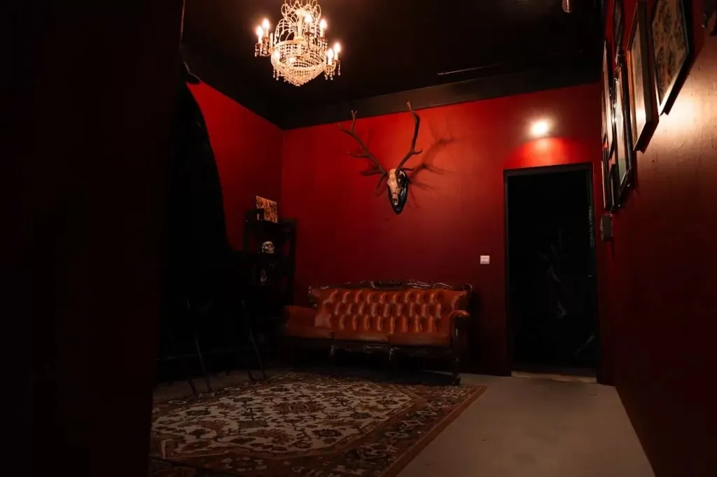 Sala de espera do estúdio de tatuagem na cave da Asgard Porto