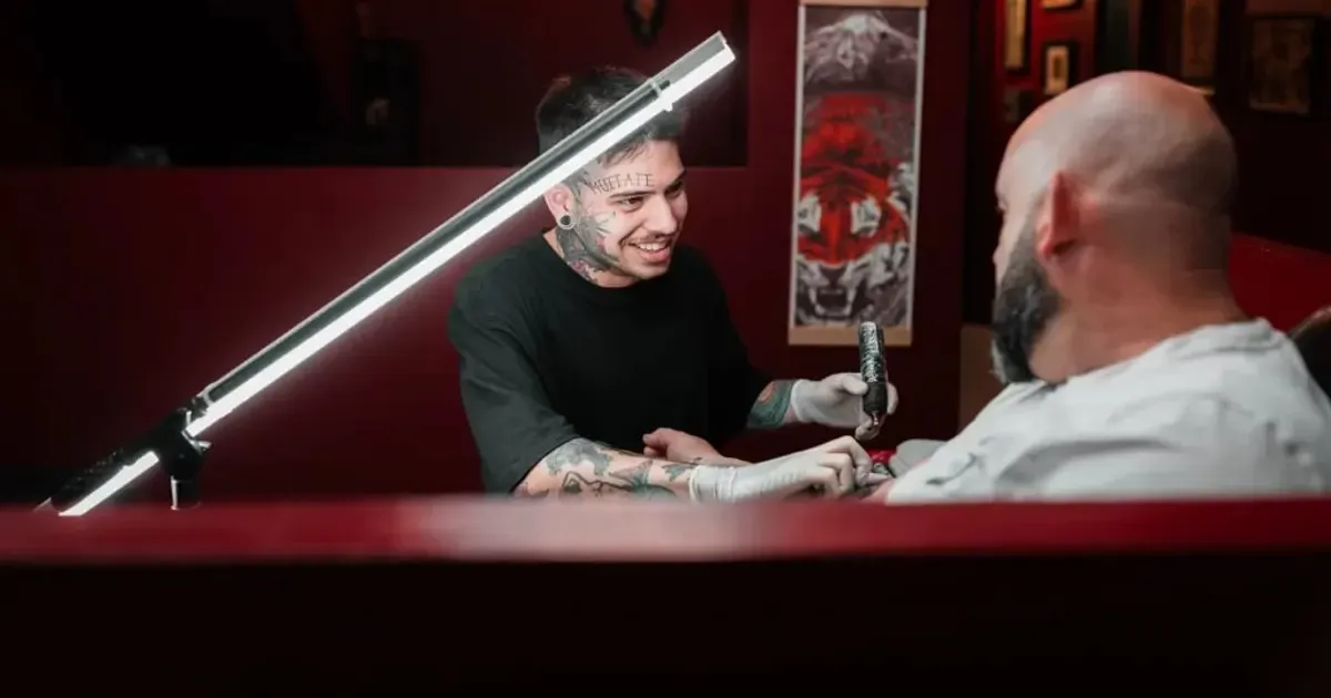 Tatuador a trabalhar no estúdio da Asgard Tattoo no Porto
