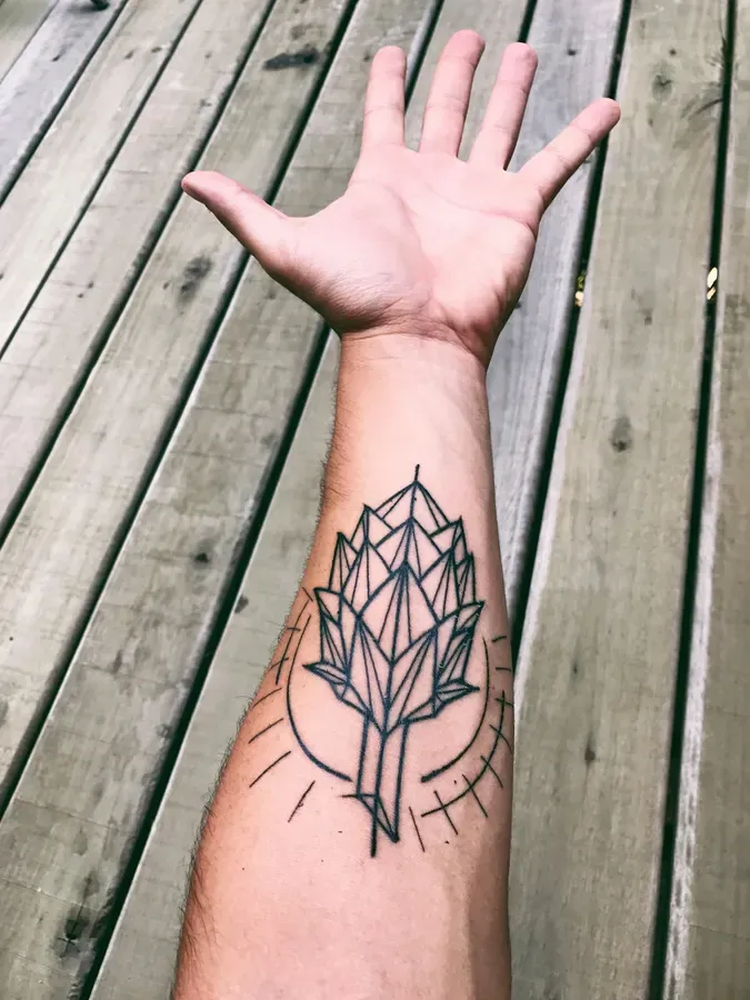 Tatuagem geométrica de linhas no antebraço