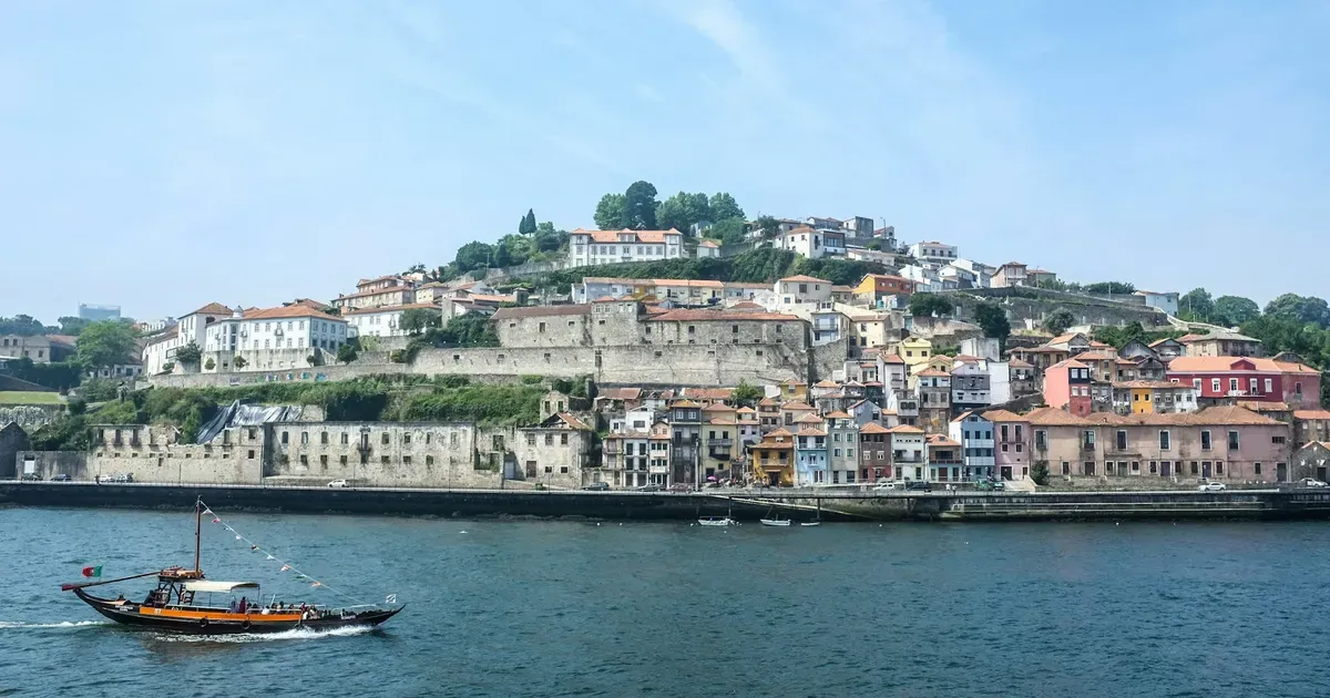 Barco rabelo no rio Douro, entre o Porto e Vila Nova de Gaia