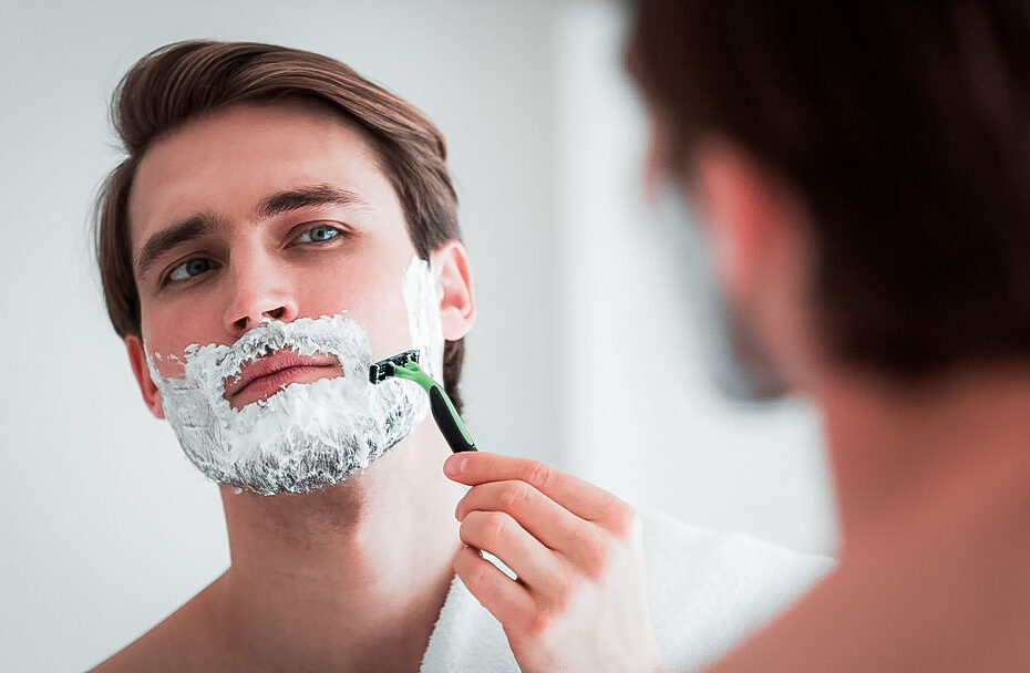 Descubra dicas essenciais sobre como fazer barba em casa com facilidade e precisão. De técnicas de preparação da pele ao uso correto da lâmina, nosso guia completo irá ajudá-lo a obter resultados impecáveis. Aprenda passo a passo e transforme sua rotina de cuidados pessoais. Faça sua barba como um profissional, sem sair de casa!