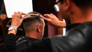 Este artigo aborda as tendências atuais em cortes de cabelo masculinos, destacando estilos populares.