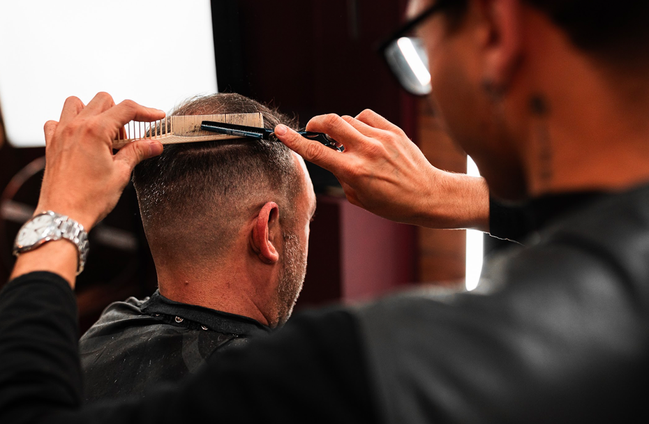 Este artigo aborda as tendências atuais em cortes de cabelo masculinos, destacando estilos populares.