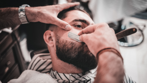 Descubra como a barba pode definir o maxilar e aprimorar sua aparência. A barba bem cuidada pode realçar os contornos do maxilar, proporcionando uma estrutura facial mais marcante. Saiba como escolher o estilo de barba que melhor se adequa ao seu formato de rosto e como manter a barba saudável e bem aparada para destacar suas características faciais de forma elegante e masculina.