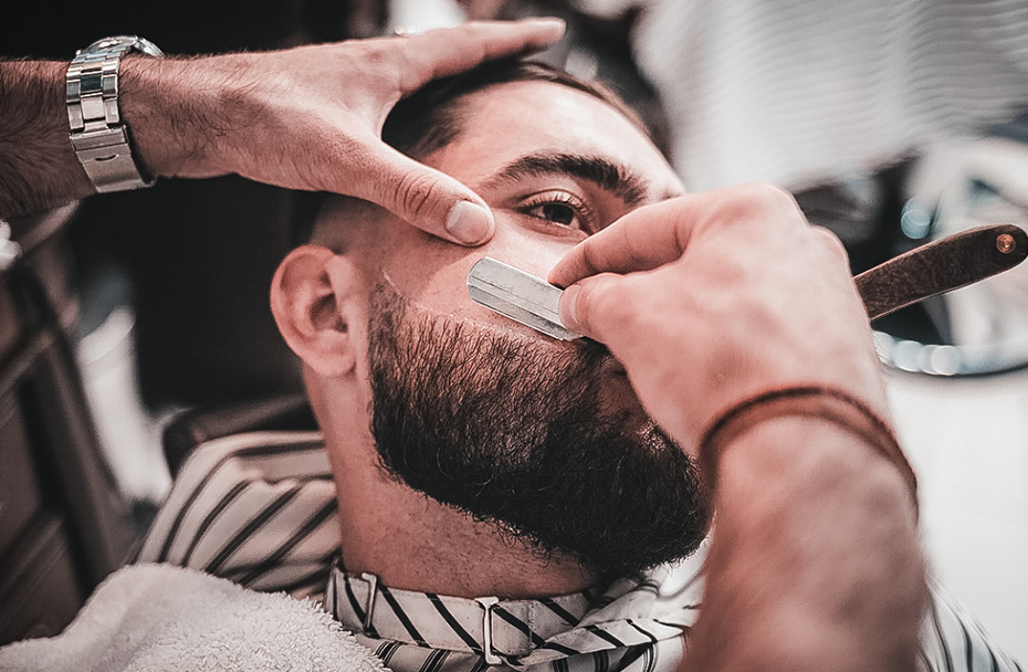 Descubra como a barba pode definir o maxilar e aprimorar sua aparência. A barba bem cuidada pode realçar os contornos do maxilar, proporcionando uma estrutura facial mais marcante. Saiba como escolher o estilo de barba que melhor se adequa ao seu formato de rosto e como manter a barba saudável e bem aparada para destacar suas características faciais de forma elegante e masculina.